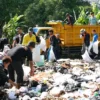 Warga Pasalakan bersama tim DLH Kabupaten Cirebon bergotong-royong membersihkan sampah liar di Kelurahan Pasal