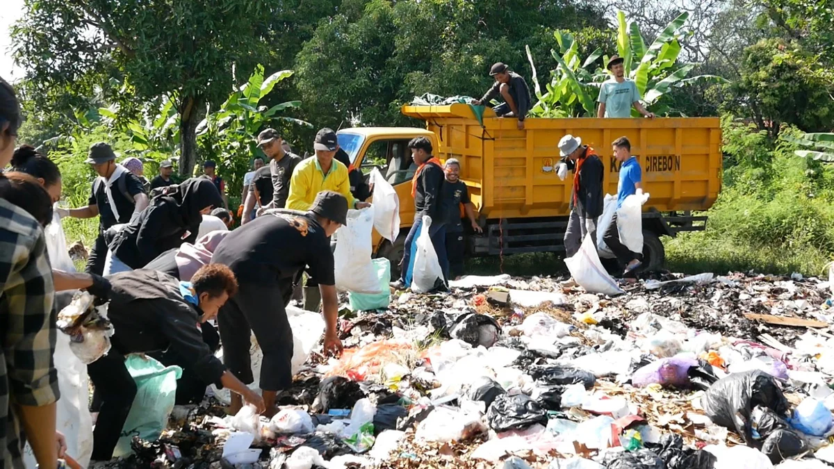 Warga Pasalakan bersama tim DLH Kabupaten Cirebon bergotong-royong membersihkan sampah liar di Kelurahan Pasal