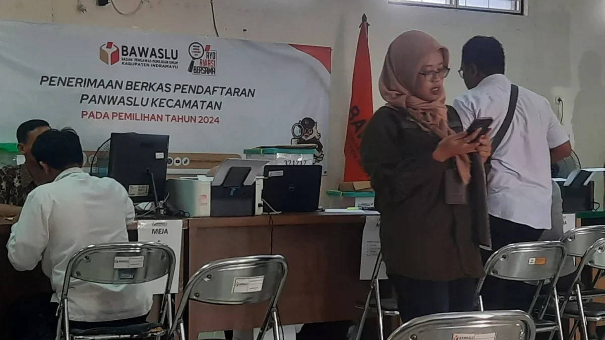 Masyarakat Kabupaten Indramayu sedang mendaftarkan diri sebagai anggota Panwascam di kantor Bawaslu Kabupaten