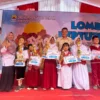 Jajaran Disarpus Kabupaten Cirebon dan dewan juri foto bersama dengan pemenang lomba bertutur, kemarin.