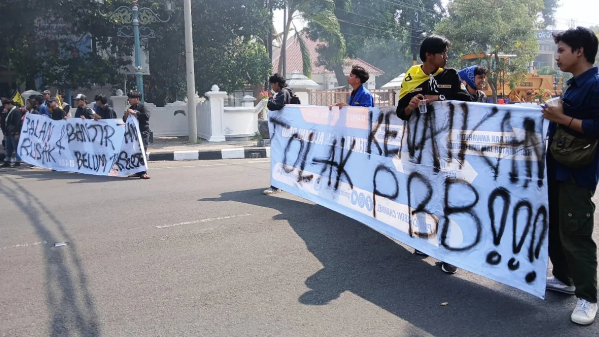 Mahasiswa yang tergabung dalam Pergerakan Mahasiswa Muslim Indonesia (PMII) Cabang Cirebon menggelar aksi unju