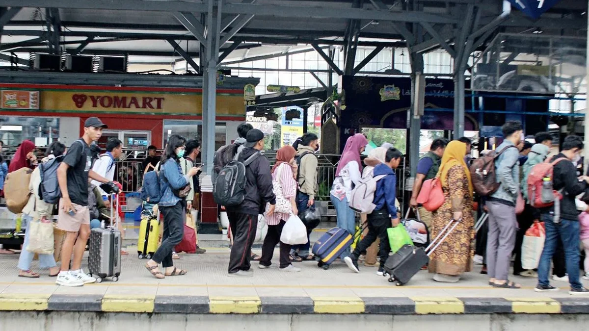 Penumpang kereta api memenuhi stasiun Cirebon