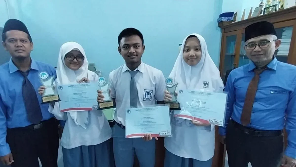 Tiga siswa SMA Islam Al Azhar 5 Cirebon berhasil meraih prestasi di ajang Felka 26-27 April 2024 di Semarang. 