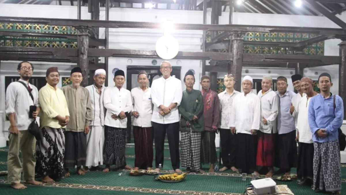 Pj Walikota Cirebon, Drs H Agus Mulyadi MSi bersilaturahmi sambil meninjau keadaan Tajug Agung Pangeran Kejaks