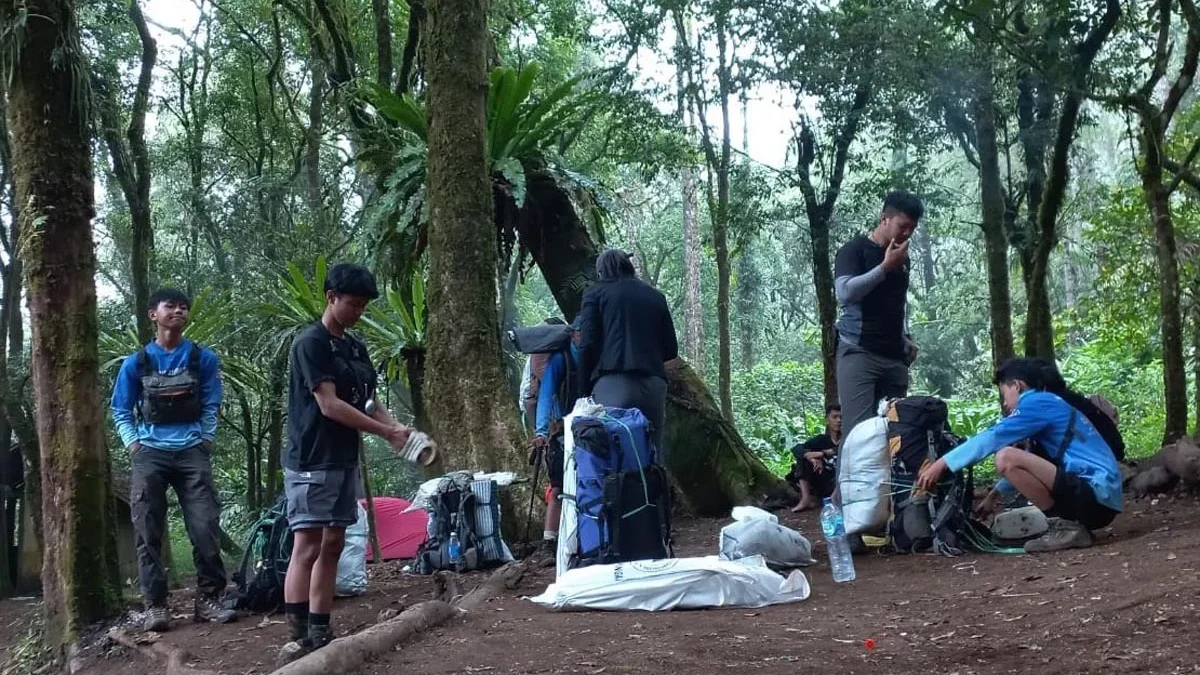 Inilah The Real Pecinta Alam, 250 Karung Sampah Berhasil Diturunkan dari Gunung Ciremai