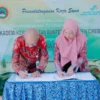 Direktur Akper BPC Ns Wahyu Hartini MKep dan Direktur RS Mitra Plumbon Cirebon dr Herry Septijanto MKes memper