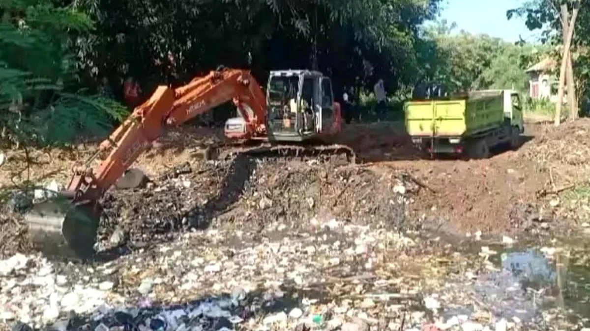 Dinas Lingkungan Hidup (DLH) menerjunkan alat berat dan armada pengangkut sampah untuk membersihkan tumpukan s