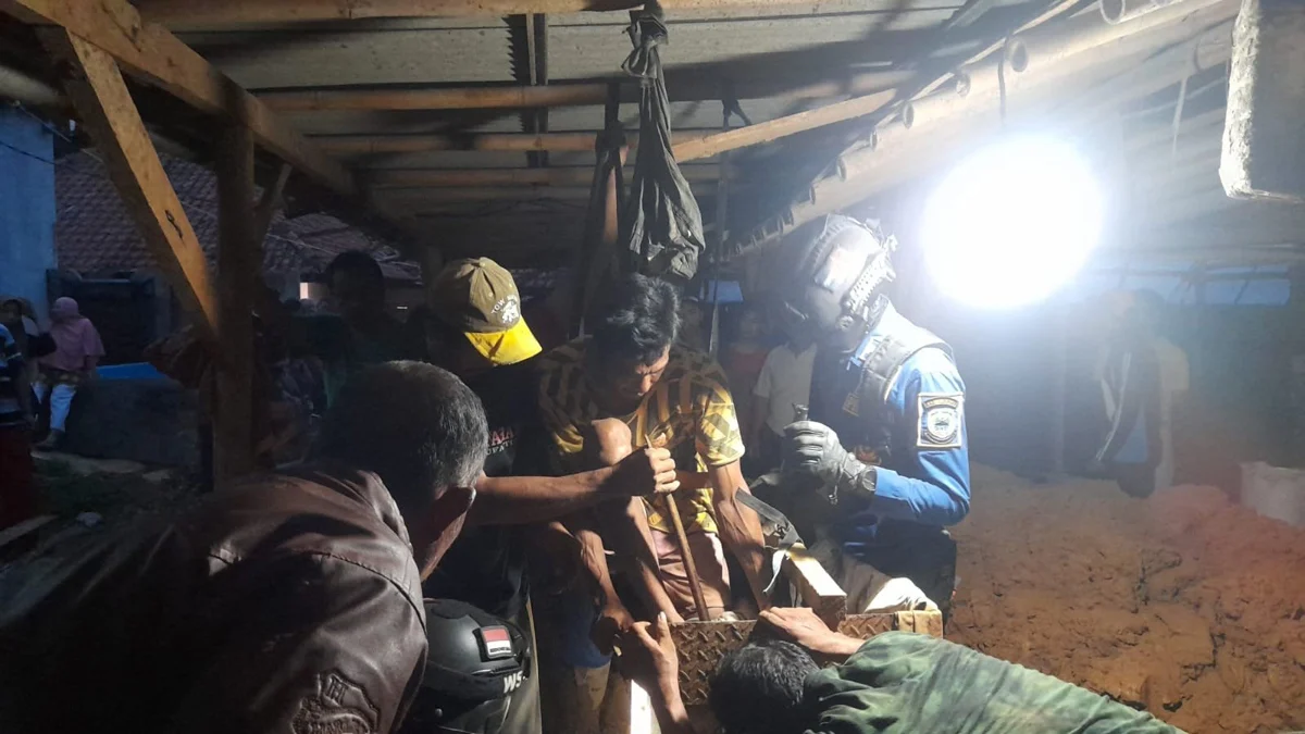 Proses penyelamatan terhadap Ajis (40) yang mengalami kecelakaan kerja kakinya masuk ke mesin penggiling tanah