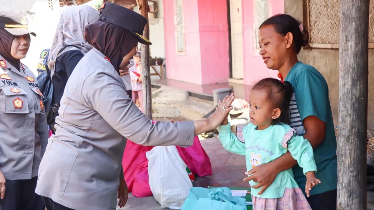 Kapolresta Cirebon Kombes Pol Sumarni memberikan bantuan makanan kepada anak asuh stunting di Kelurahan Gegung