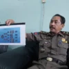 Kasatpol PP Kabupaten Cirebon Imam Ustadi menunjukan peta lokasi warung remang-remang di Goa Macan Desa Gempol