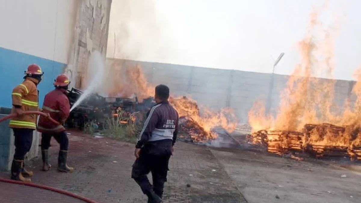 Petugas pemadam kebakaran sedang memadamkan api di salah satu rumah di wilayah Kabupaten Cirebon, belum lama i