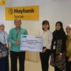 Bantuan secara simbolis oleh Branch Manager Maybank KC Syariah Cirebon, Retno Cahyowineni kepada Ketua Penguru