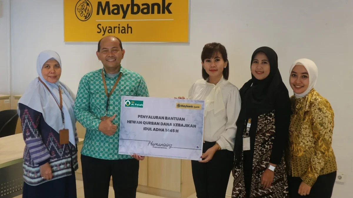 Bantuan secara simbolis oleh Branch Manager Maybank KC Syariah Cirebon, Retno Cahyowineni kepada Ketua Penguru