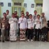 Pj Bupati Cirebon Drs Wahyu Mijaya SH MSi foto bersama Kadisdik H Ronianto SPd MM beserta jajarannya usai meng