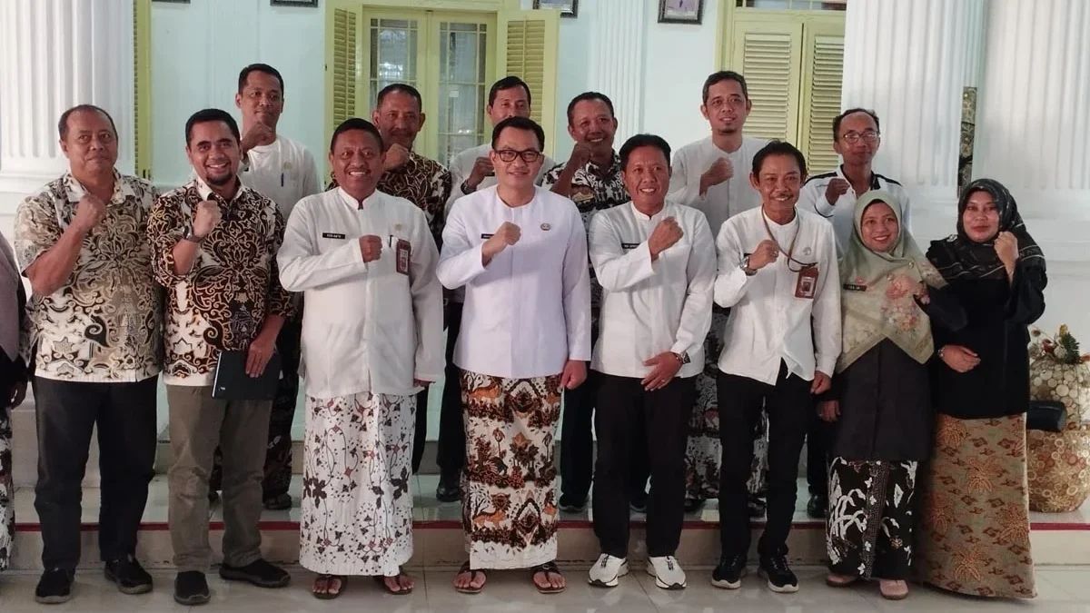 Pj Bupati Cirebon Drs Wahyu Mijaya SH MSi foto bersama Kadisdik H Ronianto SPd MM beserta jajarannya usai meng
