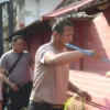 Anggota Polres Cirebon Kota dan Polsek Lemahwungkuk aktif membersihkan area dalam dan luar masjid, termasuk ha