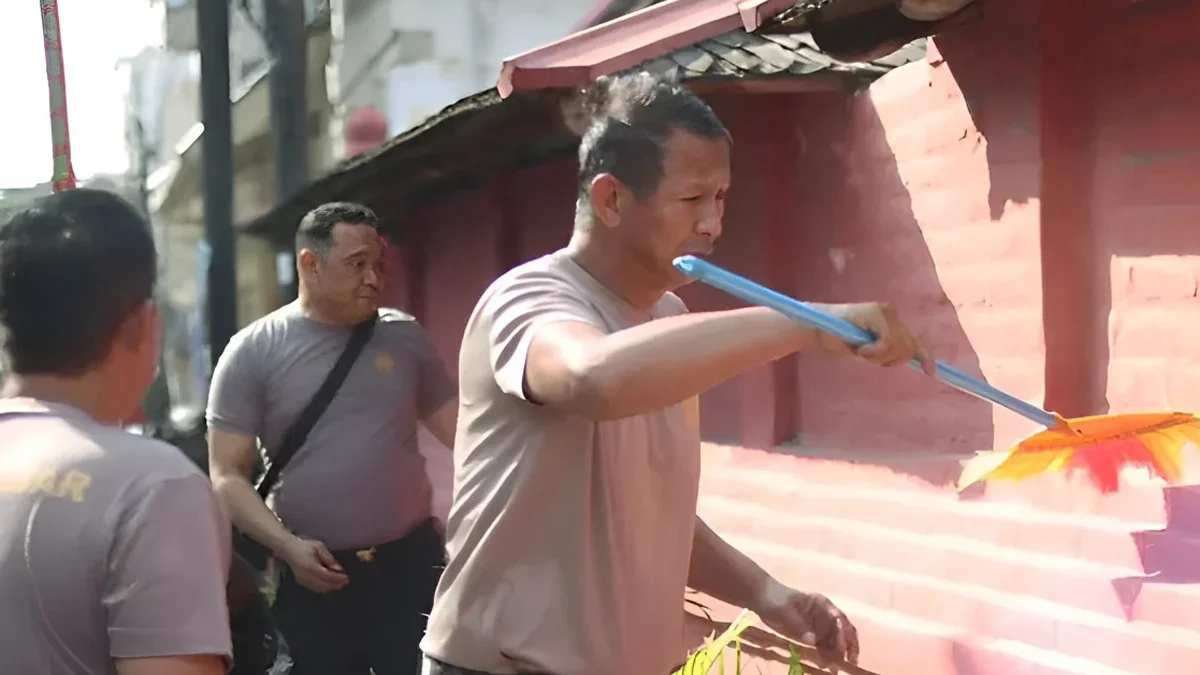 Anggota Polres Cirebon Kota dan Polsek Lemahwungkuk aktif membersihkan area dalam dan luar masjid, termasuk ha
