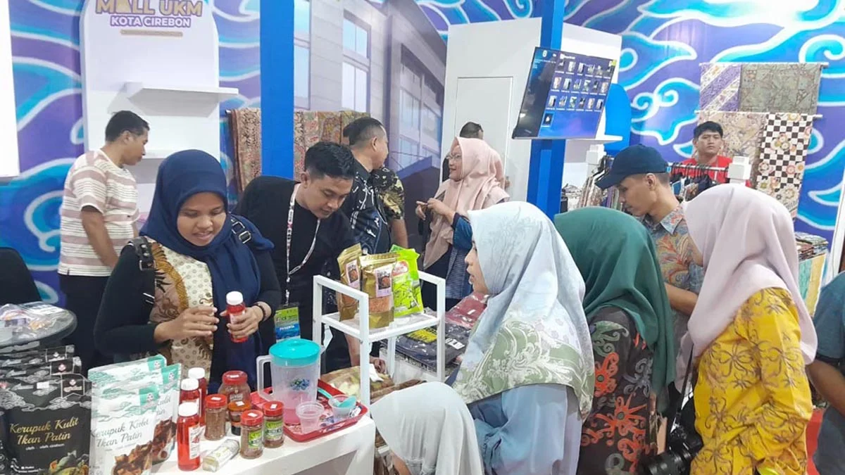 Masyarakat pengunjung pameran ICE Ke-XX di Kota Balikpapan, antusias mengunjungi dan membeli berbagai pilihan