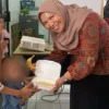 Diskominfo Indramayu melaksanakan program OTAAS dengan pemberian makanan tambahan di Kecamatan Tukdana. 