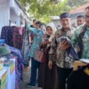 Pj Bupati Cirebon Drs H Wahyu Mijaya SH MSi didampingi Kepala Dinkop dan UKM Drs Dadang Suhendra MSi saat meli