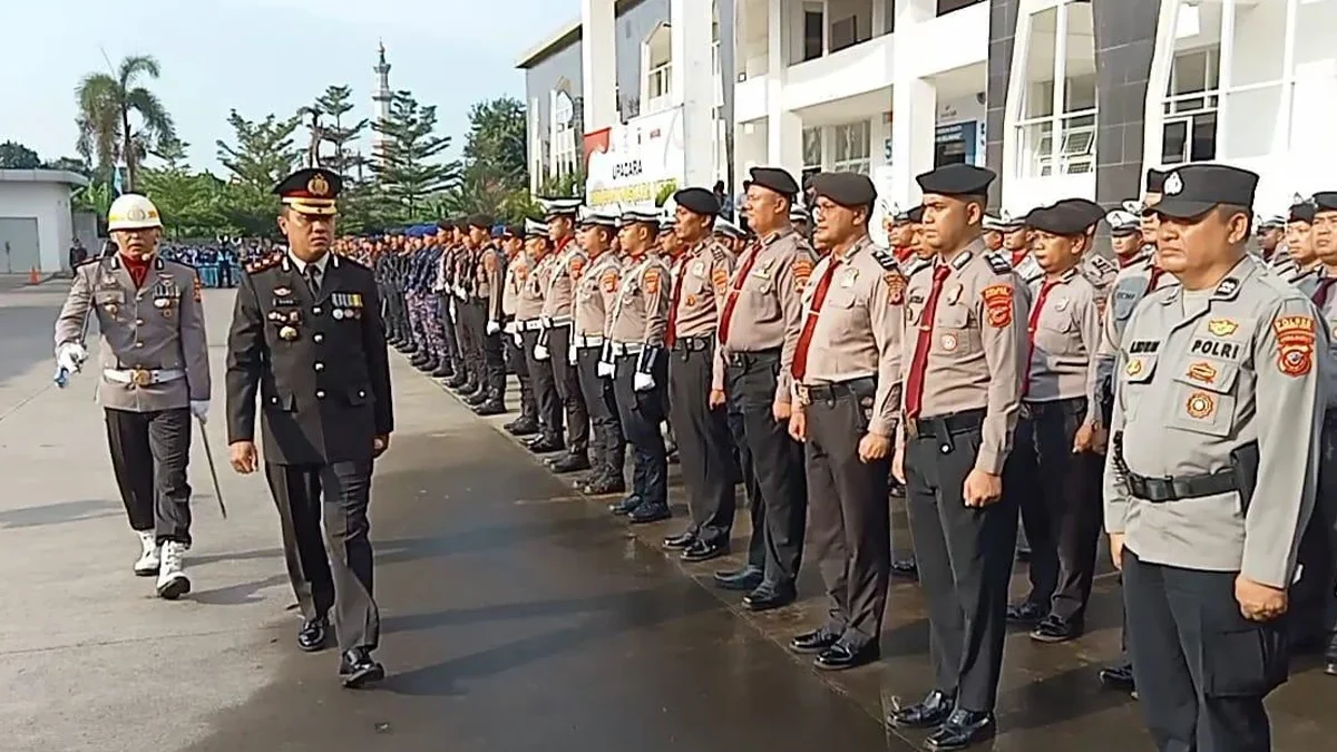 Upacara Hari Bhayangkara di Balaikota Cirebon dipimpin oleh Kapolres Cirebon Kota, AKBP Rano Hadiyanto.