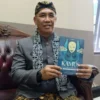 Kepala Disbudpar Kota Cirebon, Agus Sukmanjaya SSos menunjukkan kamus Bahasa Cirebon