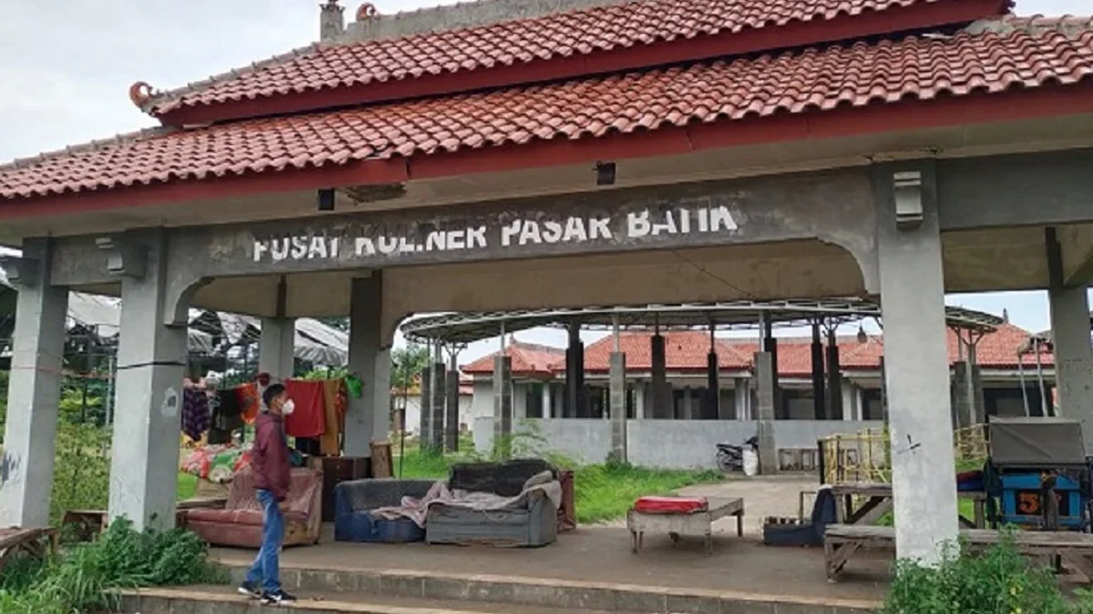 Bangunan Pasar Batik Trusmi milik Pemkab Cirebon tampak sepi dan tidak terawat.