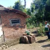 Kepala Desa Panjalin Lor Dulmanan saat menginventarisasi kondisi Rutilahu yang tercatat 80-an unit rumah dan e