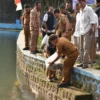 Sekda Kabupaten Kuningan Dr H Dian Rachmat Yanuar MSi melepas benih ikan di Situ Citiis, Dusun Manis, Desa Cil