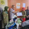 Iin Rosmawati, warga Mundu Pesisir, Kecamatan Mundu, Kabupaten Cirebon menerima hadiah motor.